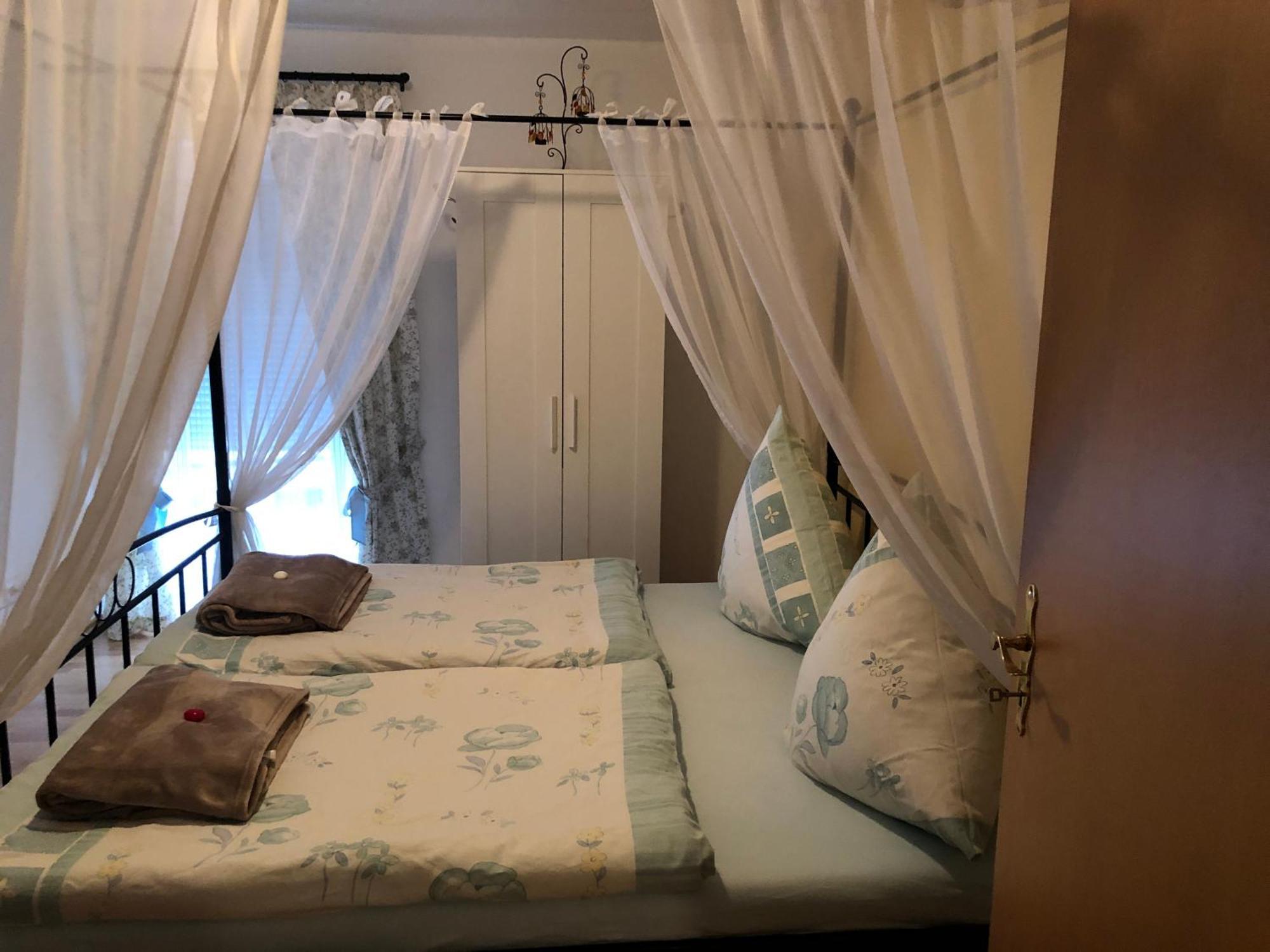 Schoene Ferienwohnung In Bahnhofsnaehe Fuer Urlaub, Studium Oder Arbeit Deggendorf Exteriör bild