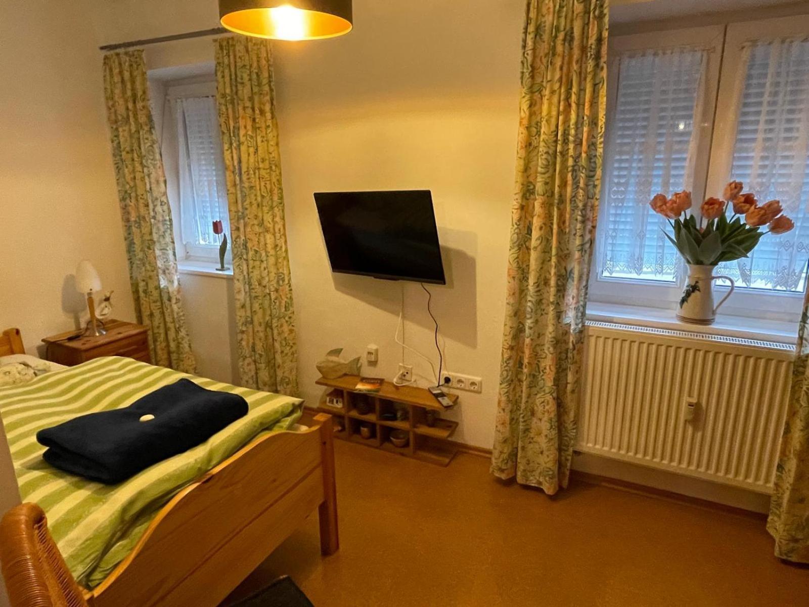 Schoene Ferienwohnung In Bahnhofsnaehe Fuer Urlaub, Studium Oder Arbeit Deggendorf Exteriör bild