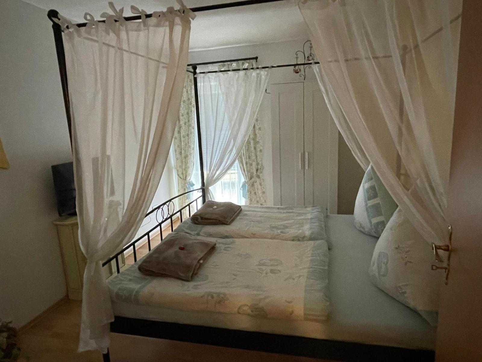 Schoene Ferienwohnung In Bahnhofsnaehe Fuer Urlaub, Studium Oder Arbeit Deggendorf Exteriör bild