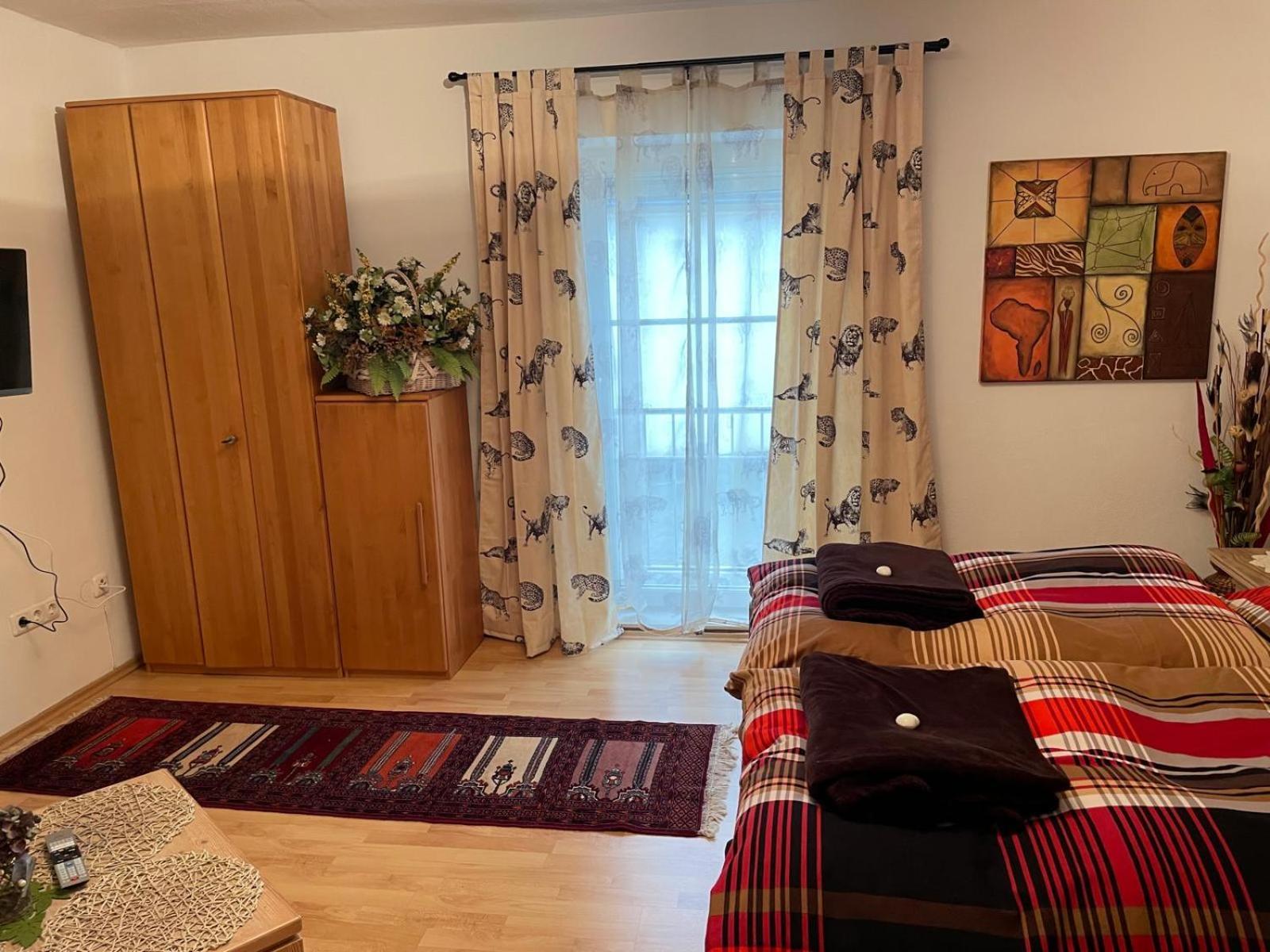 Schoene Ferienwohnung In Bahnhofsnaehe Fuer Urlaub, Studium Oder Arbeit Deggendorf Exteriör bild
