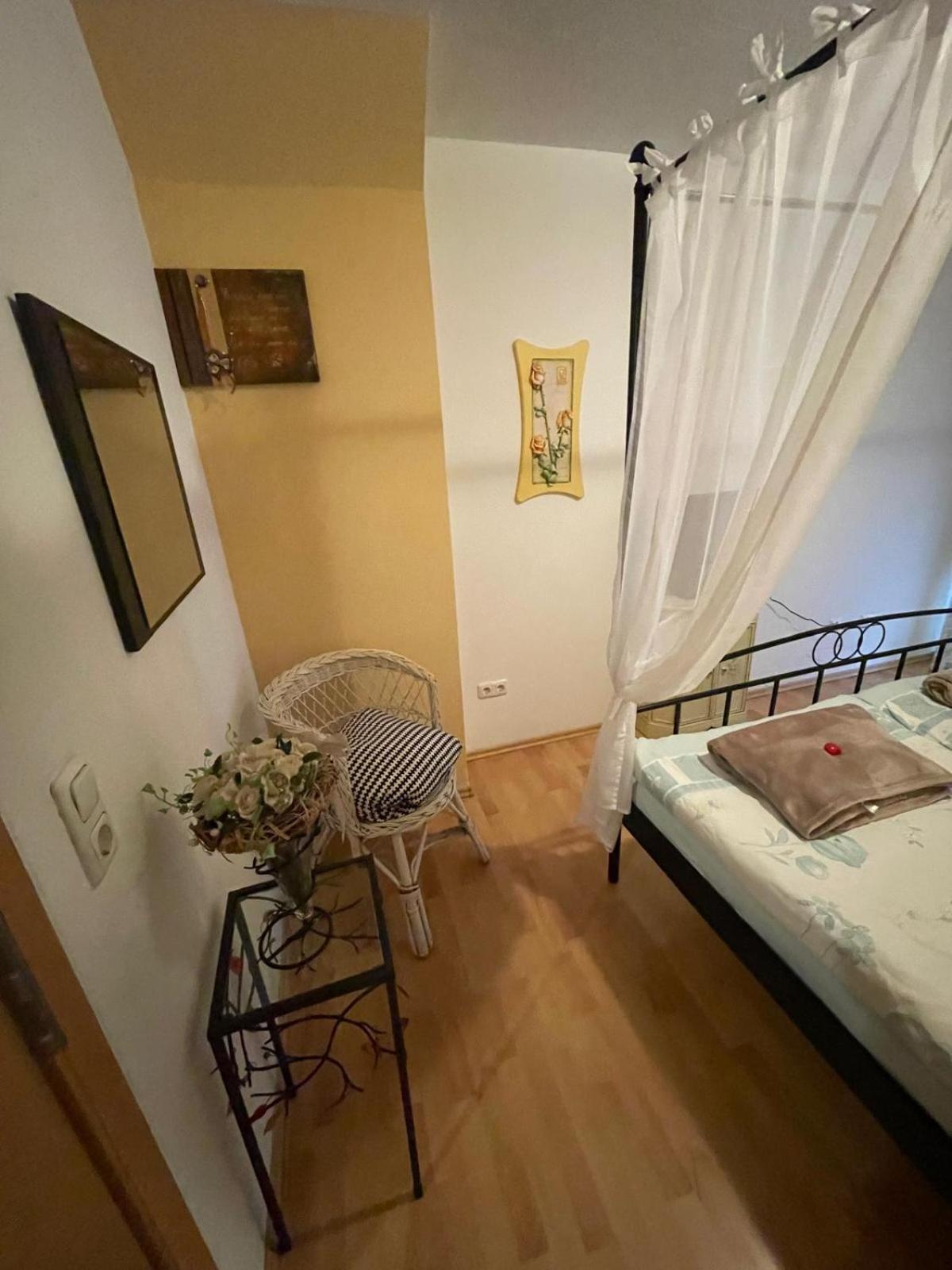 Schoene Ferienwohnung In Bahnhofsnaehe Fuer Urlaub, Studium Oder Arbeit Deggendorf Exteriör bild