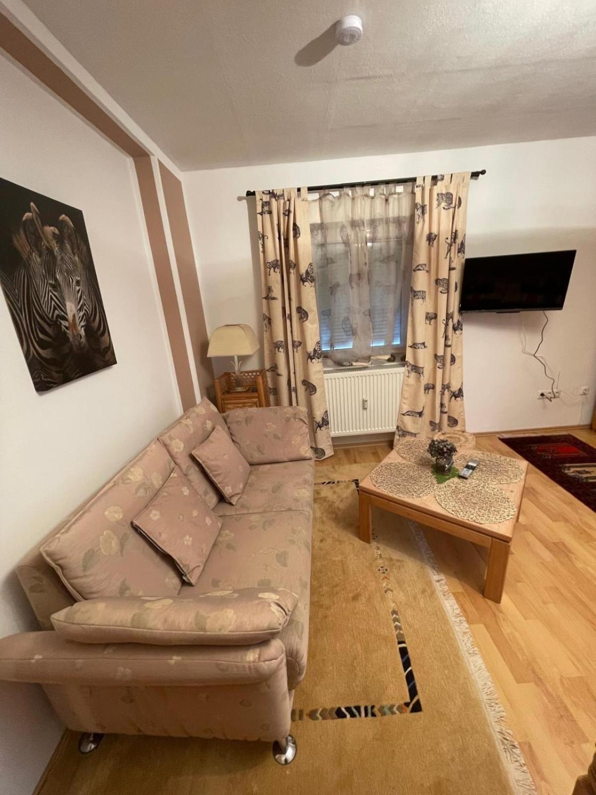 Schoene Ferienwohnung In Bahnhofsnaehe Fuer Urlaub, Studium Oder Arbeit Deggendorf Exteriör bild