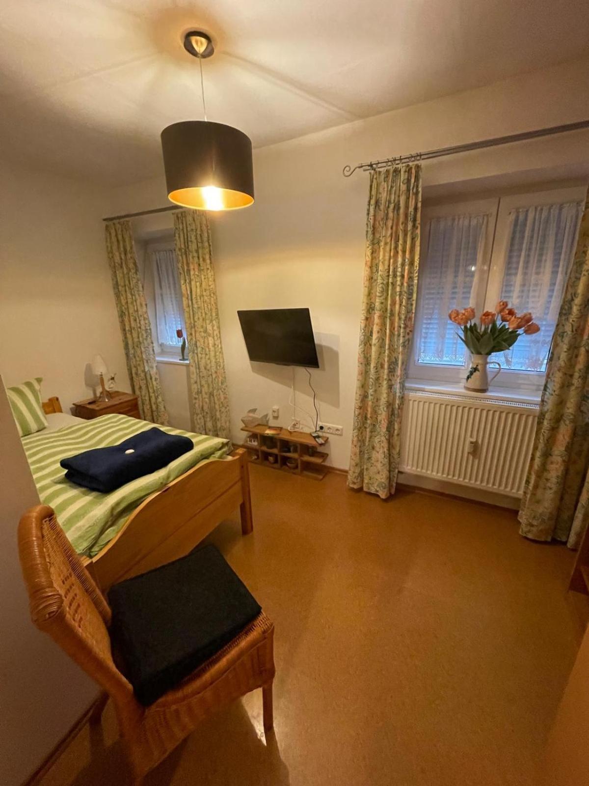 Schoene Ferienwohnung In Bahnhofsnaehe Fuer Urlaub, Studium Oder Arbeit Deggendorf Exteriör bild
