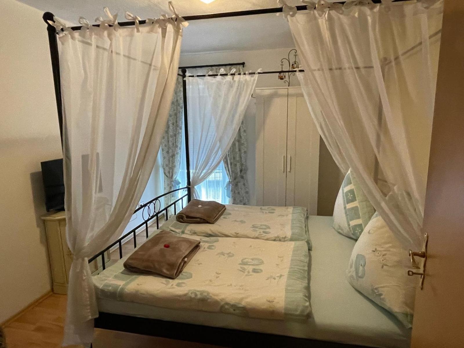 Schoene Ferienwohnung In Bahnhofsnaehe Fuer Urlaub, Studium Oder Arbeit Deggendorf Exteriör bild